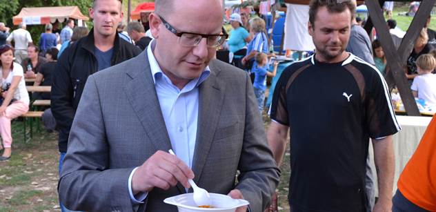 FOTO Premiér Sobotka si zašel na guláš k večeři. Málem to ale skončilo prázdným žaludkem